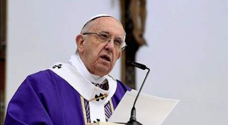El Papa Francisco reza con niños mexicanos por víctimas del sismo