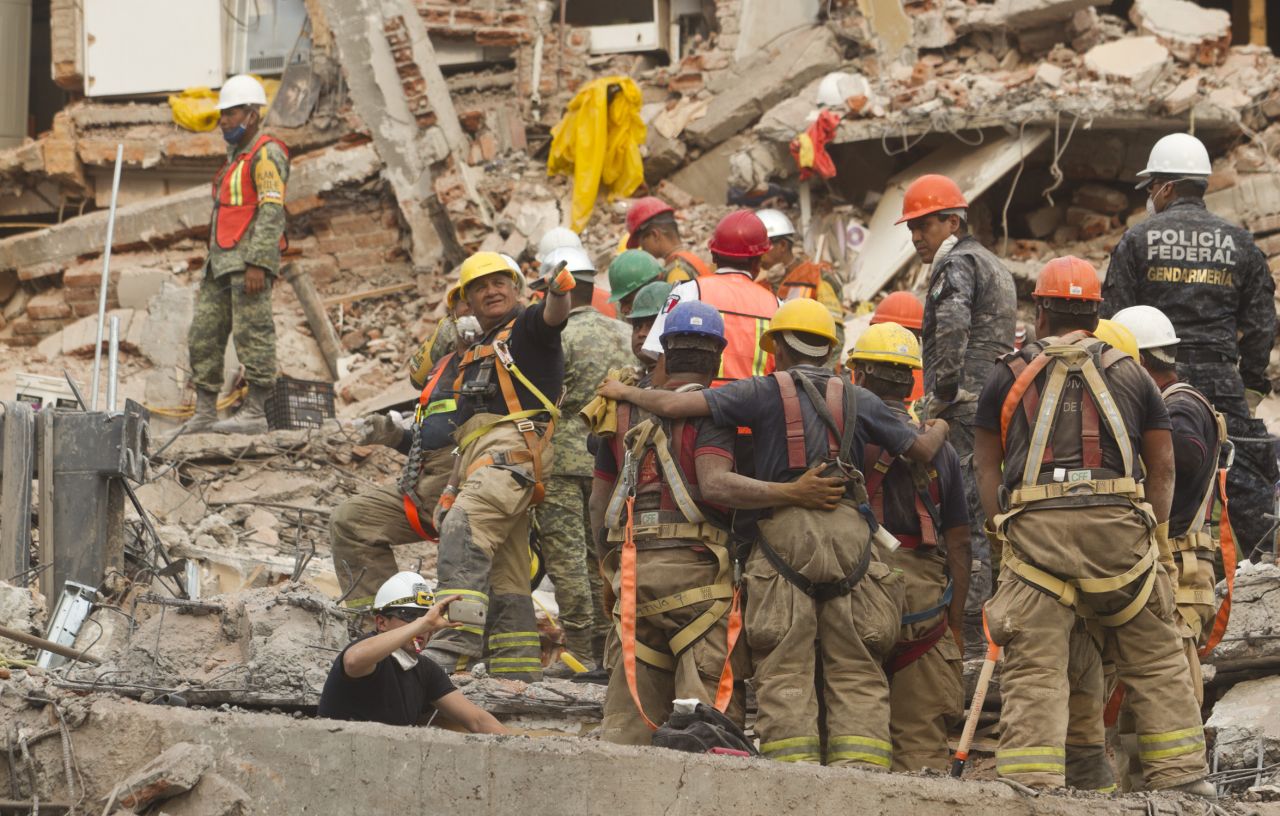 Recuperan 4 cuerpos más de Álvaro Obregón 286