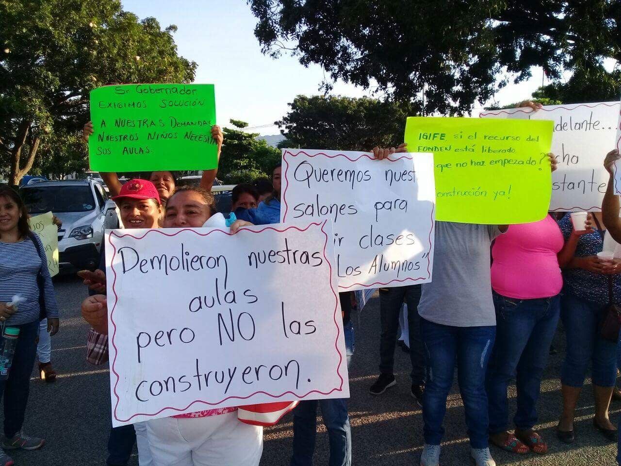 Bloquen paterfamilias carretera Acapulco-Zihuatanejo; exigen reconstrucción de escuela en Atoyac 