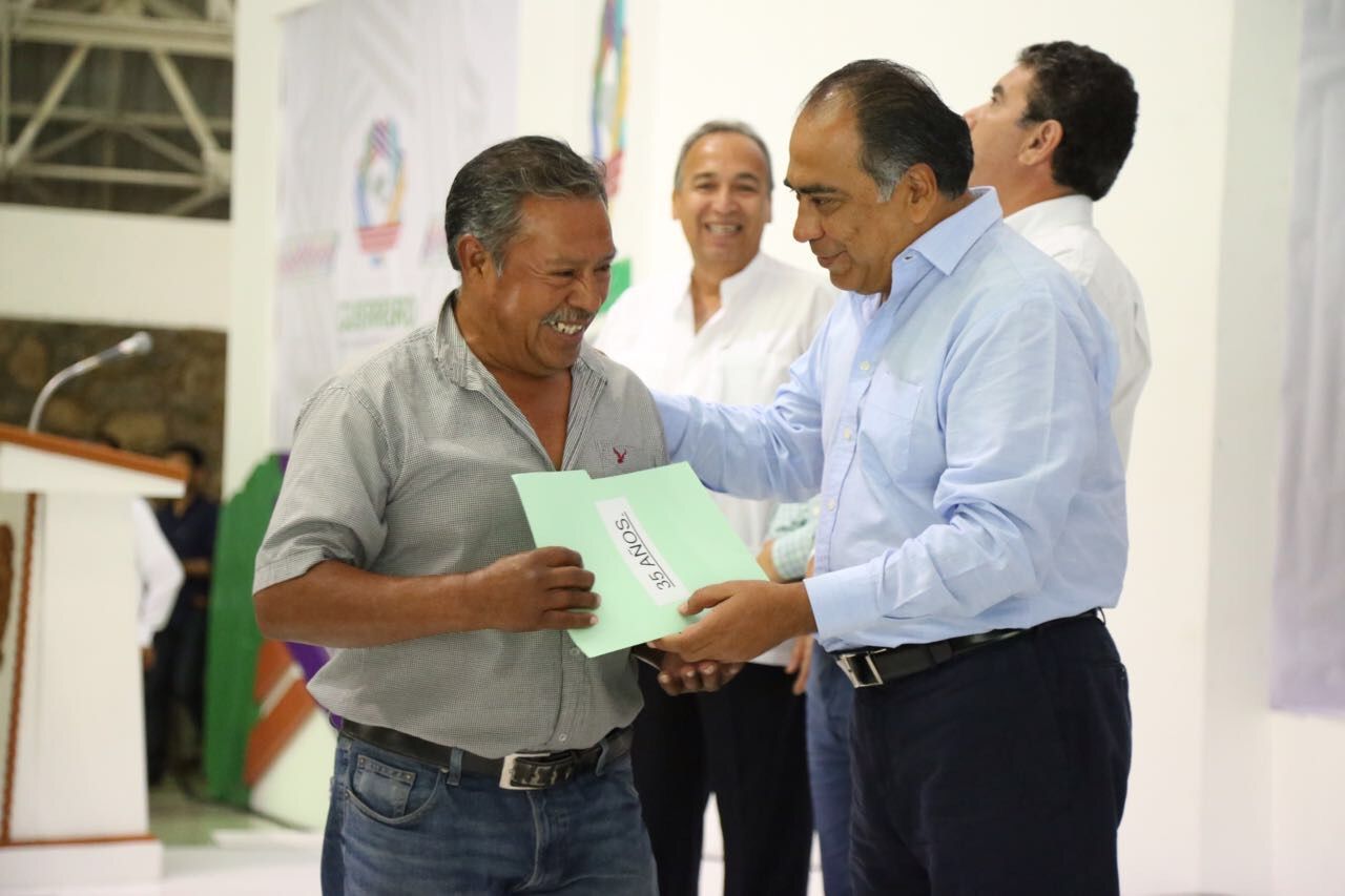 Entrega gobernador de Guerrero reconocimientos por años de servicio al personal de SCT 