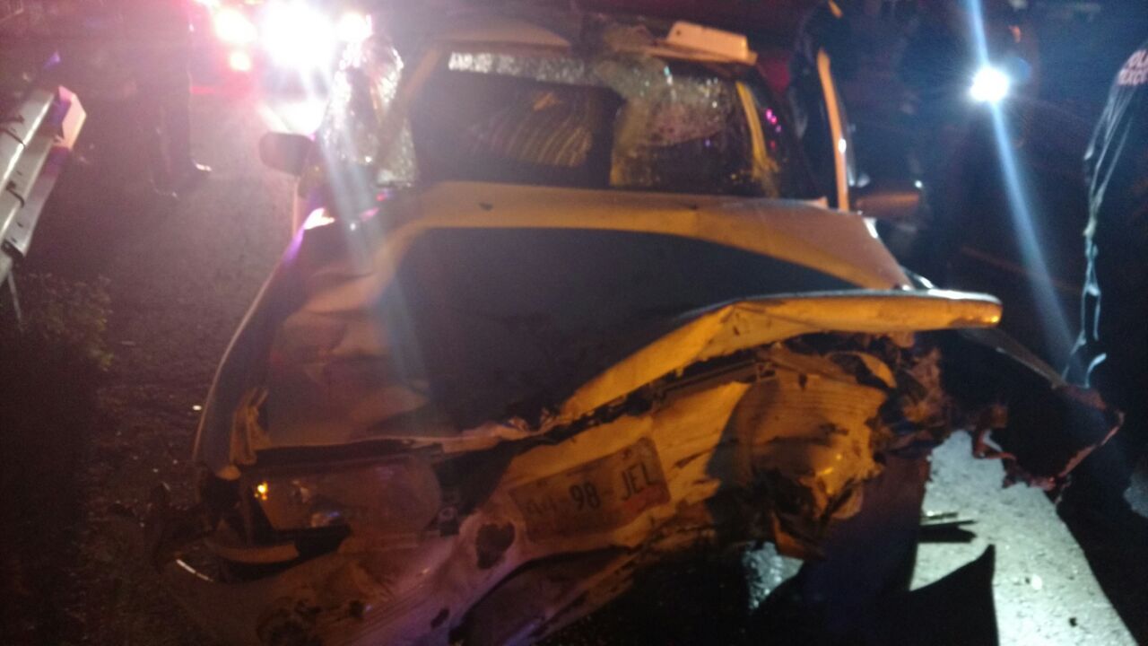 Accidente de taxi deja dos lesionados en la Texcoco- Calpulalpan 