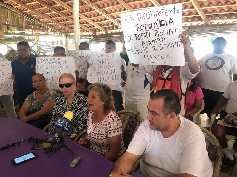 Protestan turisteros de Acapulco; exigen no derribar las palmeras de las playas