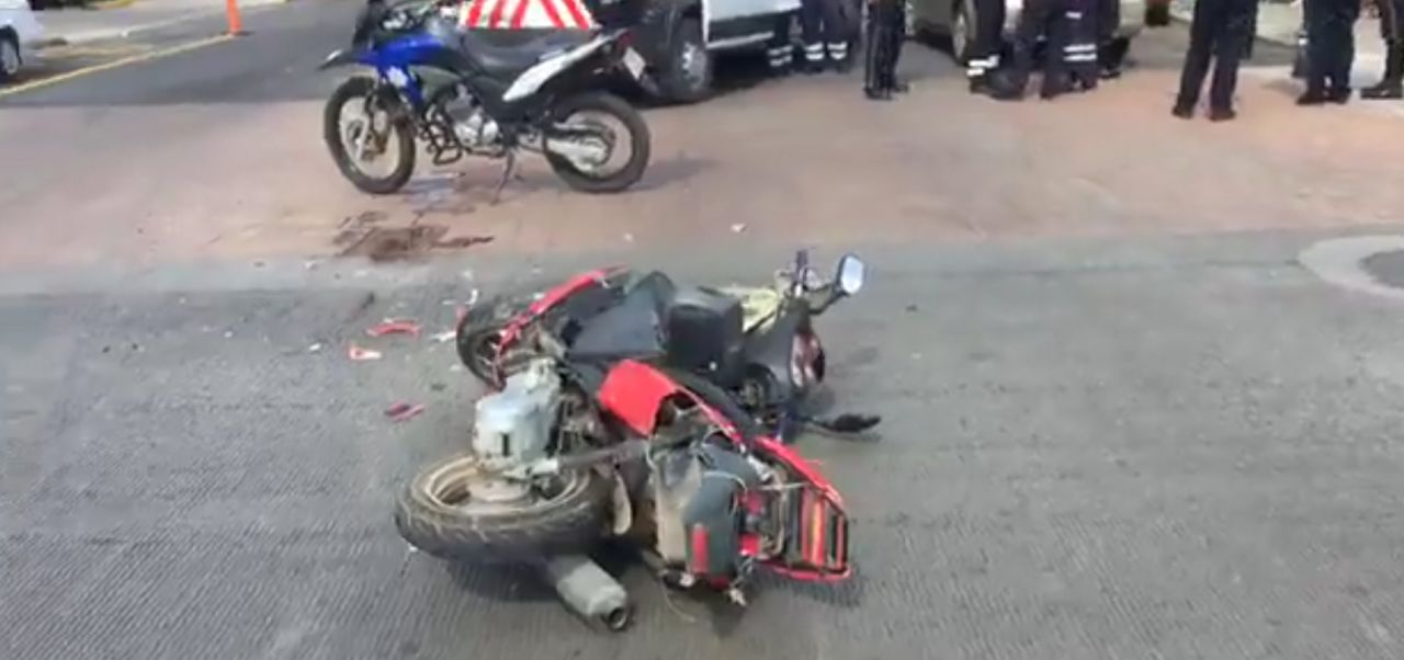 Choque entre motociclista y automóvil. Deja 4 lesionados