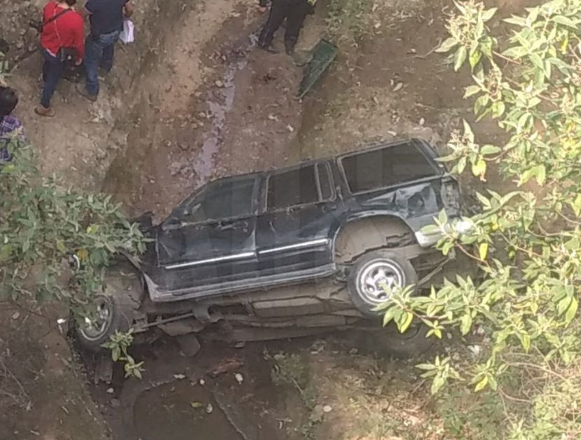 Vuelca camioneta a barranco de 40 metros en Calpulalpan, mueren dos estudiantes de la UAT