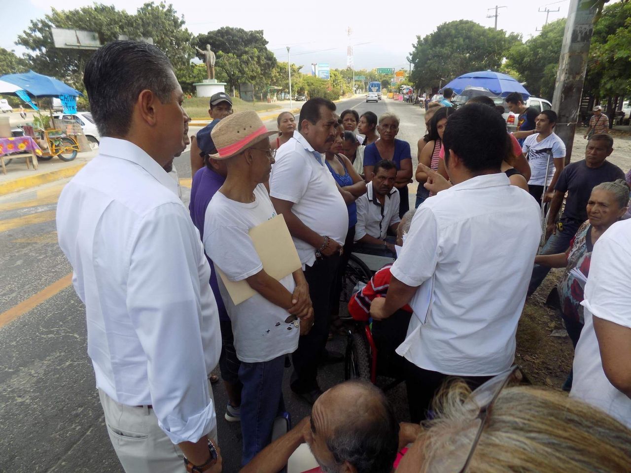 Ahora bloquea la carretera nacional Acapulco-Zihuatanejo un grupo de discapacitados