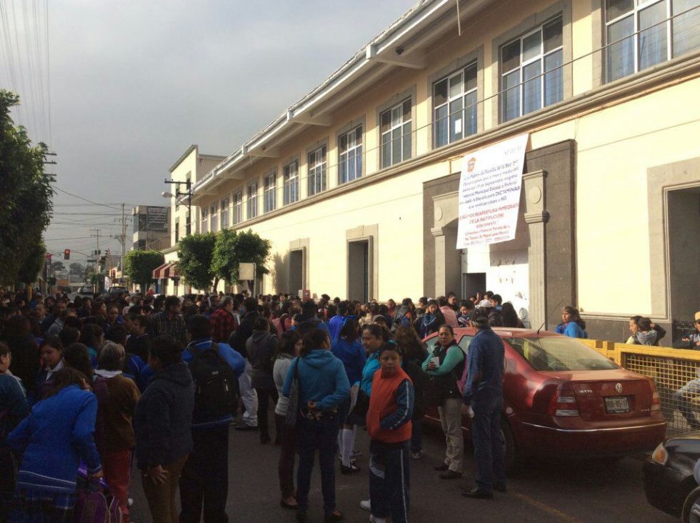 Alumnos entregan trabajos en la calle por falta de dictamen en escuela de Texcoco

 
