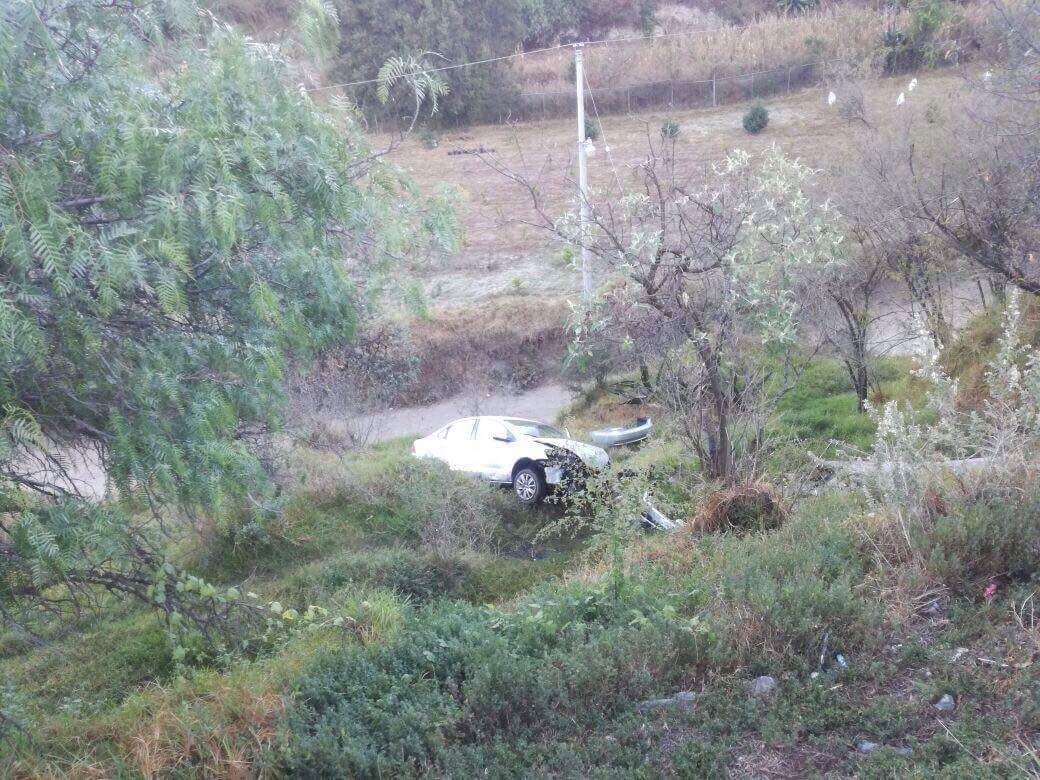 Cae vehículo a barranca por choque en Ocotelulco