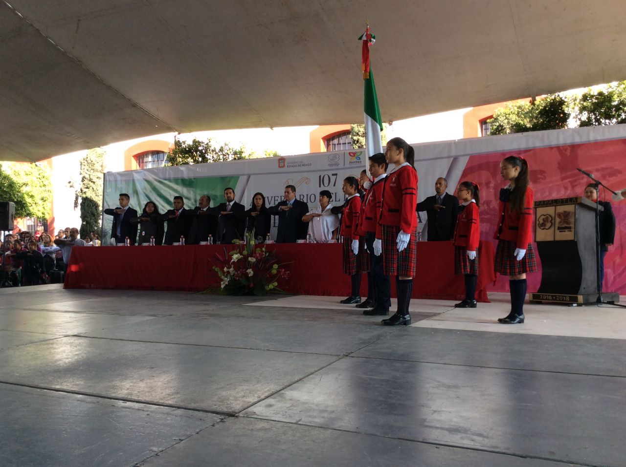 Luis Enrique Islas Rincón celebra el 107 aniversario de la revolución Mexicana.