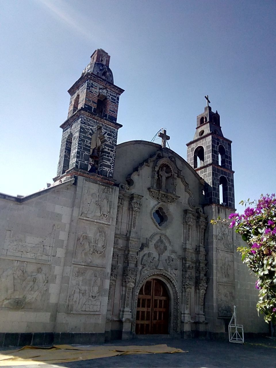 La torre de la Iglesia de Xochiaca severamente dañada por el temblor   