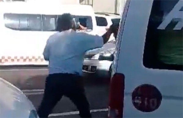 Choferes de combi se pelean a golpes por el pasaje en Ecatepec 