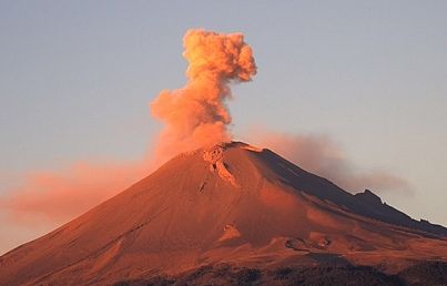 Popocatépetl exhala nueva fumarola de dos kilómetros
