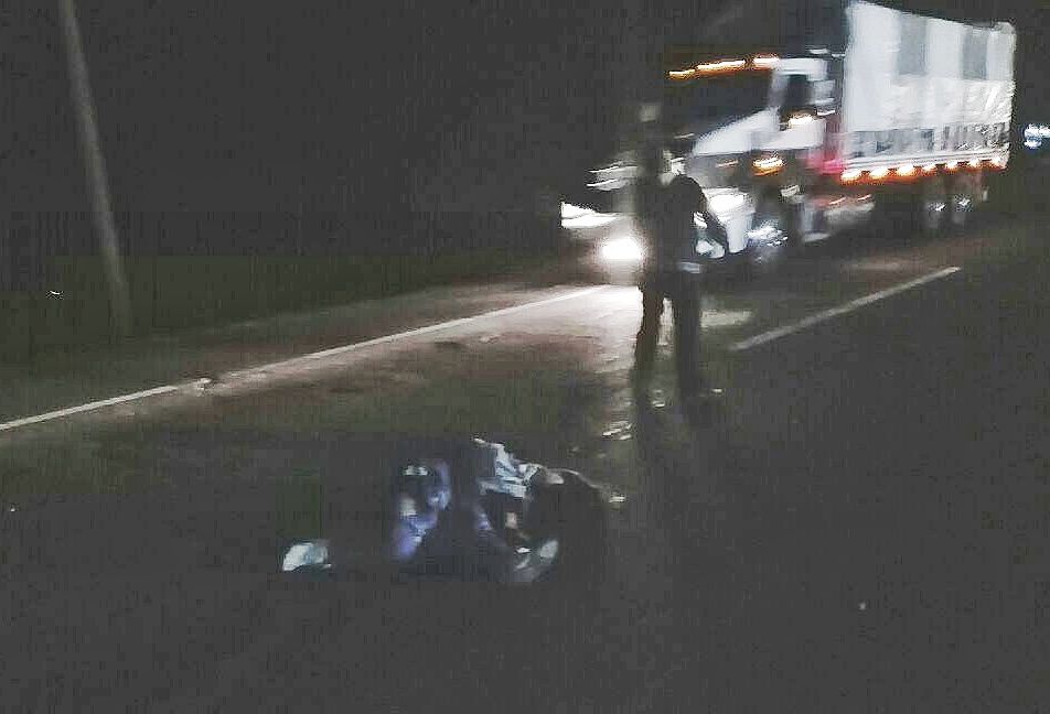Tráiler embiste a motociclistas sobre la Texcoco- Calpulalpan; hay un muerto 