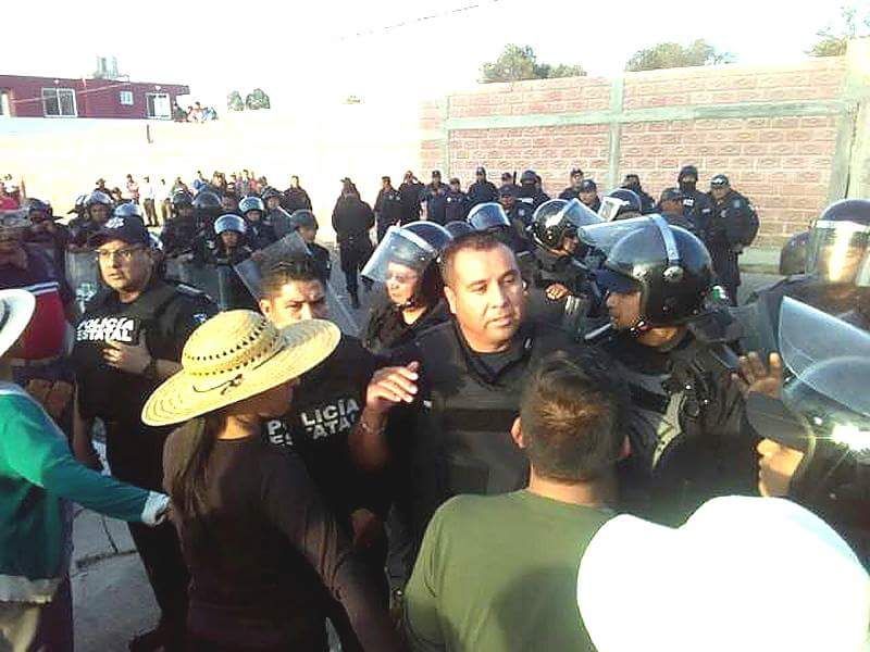 Enfrentamiento entre policía y vecinos de Tzompantepec por intento de linchamiento..