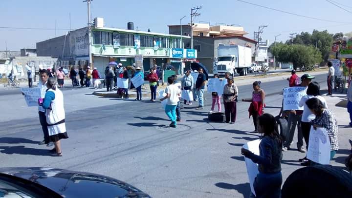 Vecinos de Ecatepec cierran vialidades; exigen que pare el "saqueo" de agua por parte del NAICM