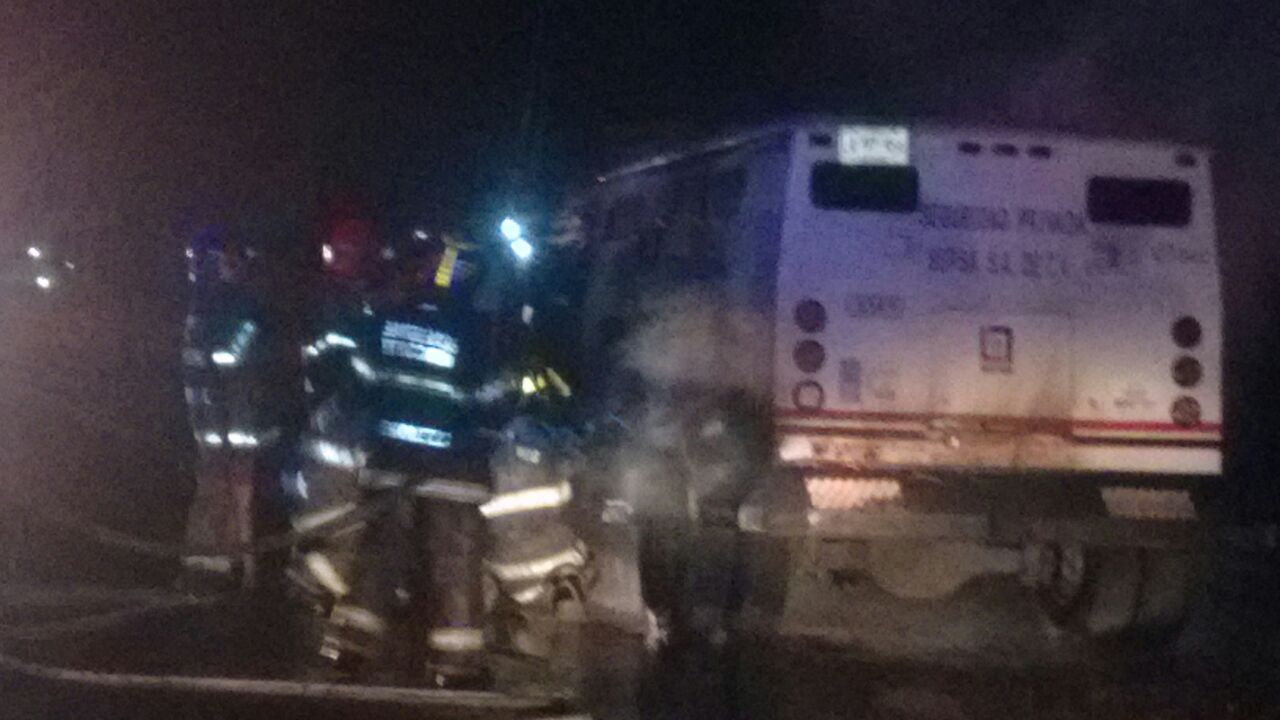 Se incendia camioneta de.valores en la.carretera Texcoco - Ecatepec.