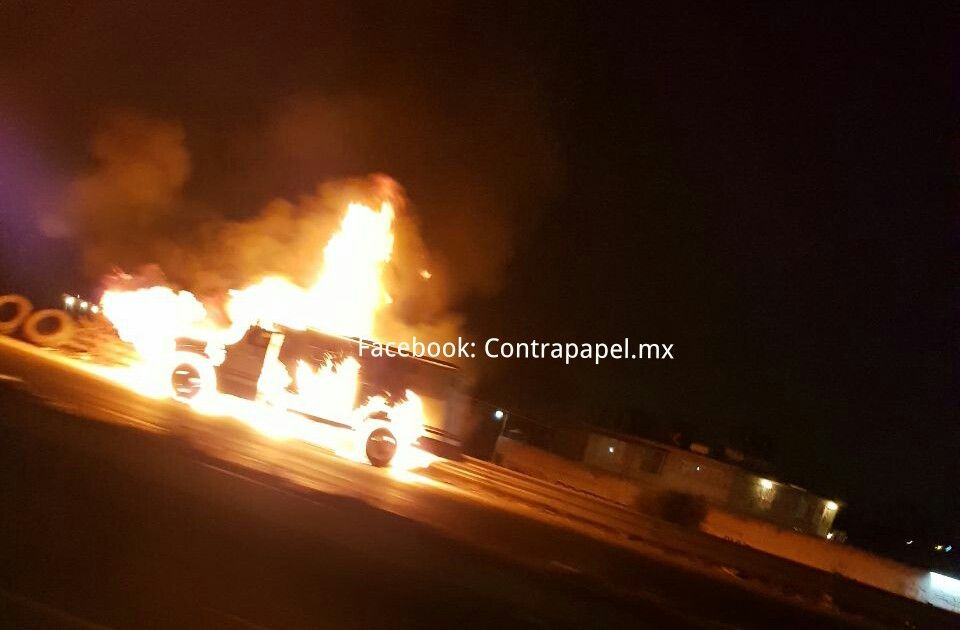 Falla mecánica provoca explosión de camioneta de valores en la Texcoco- Lechería