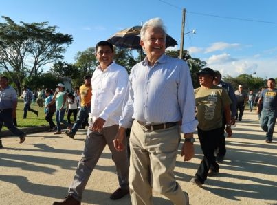 López Obrador ofrece mejorar la calidad de la educación en México

