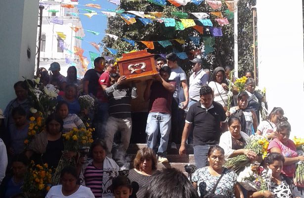 Despiden entre aplausos a alcalde asesinado en Guerrero