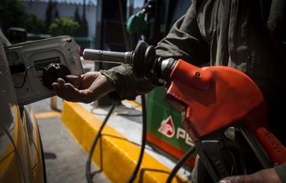 Pemex niega alza brusca en precio de gasolinas