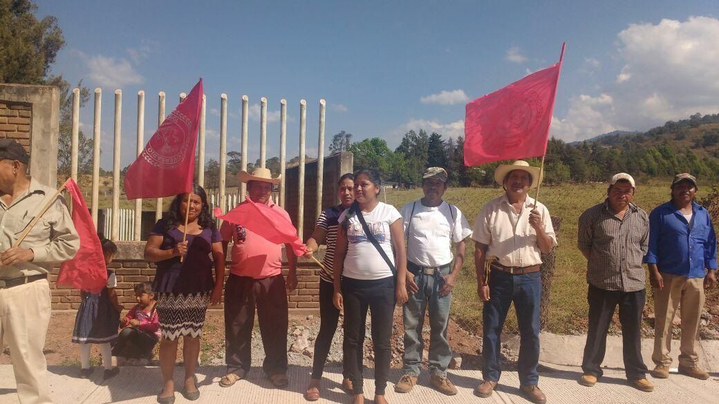 Dan banderazo de inicio de obra de pavimentación en San Simón de Guerrero
