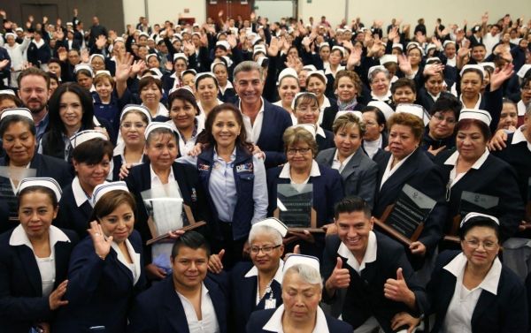 Tony Gali reconoce labor de las enfermeras y enfermeros de Puebla