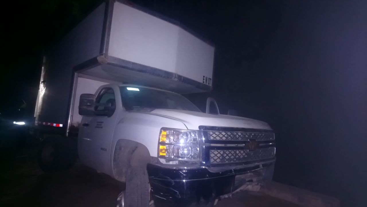 Abandonan camioneta con más de 4 mil litros de huachicol en Otumba 