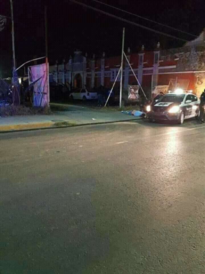 Matan a un hombre afuera de plaza comercial en Texcoco.