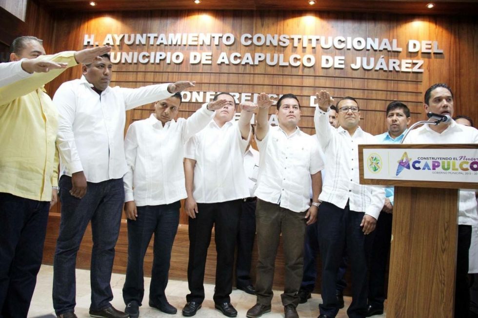Toma protesta Evodio a 11 nuevos funcionarios de Acapulco 