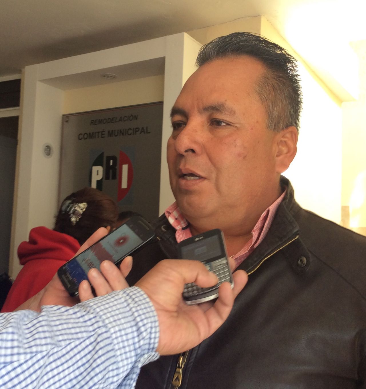Alejandro Santiago López se registra como candidato a la presidencia municipal de Atenco.
