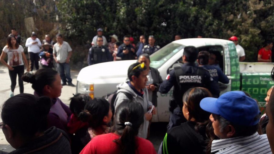 
Habitantes del Barrio Atenco de Amecameca retienen a 4 trabajadores de la CFE
