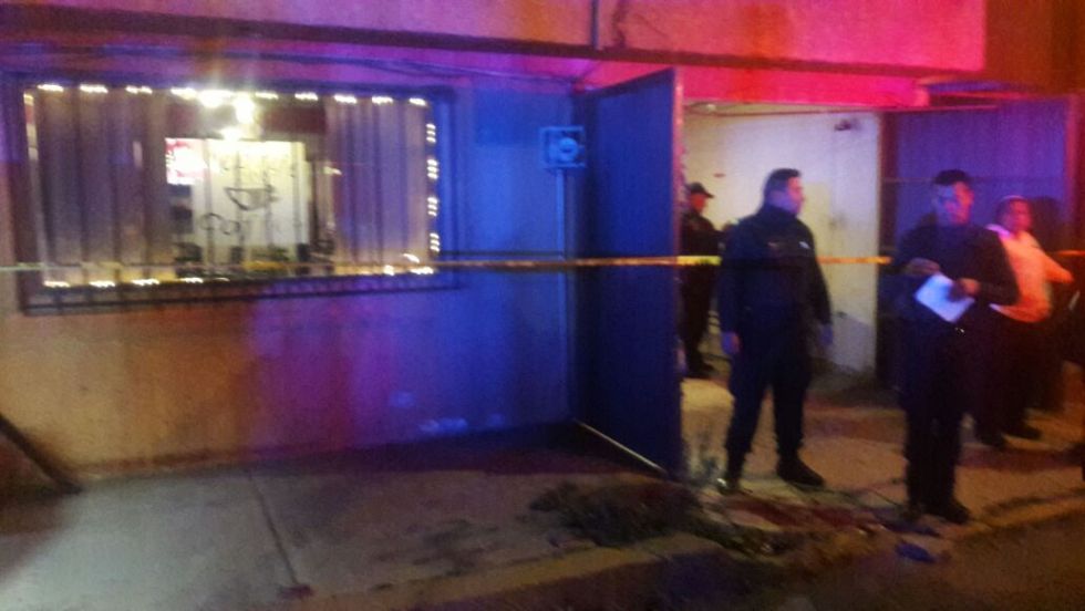 Grupo armado entra a cafetería y ejecutada a dos personas en Neza  