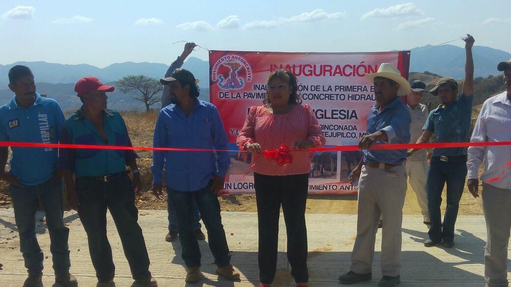 Inaugura Antorcha pavimentación en Tejupilco
