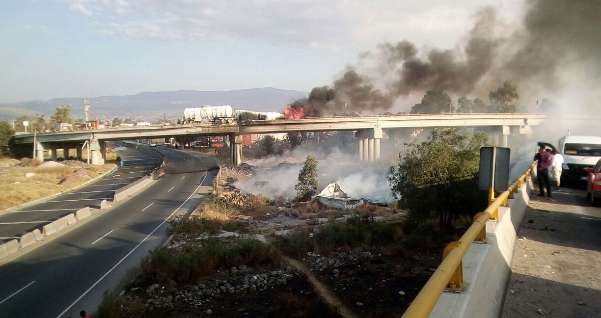 Pipa que transportaba combustible se accidenta y se incendia en la México Texcoco
