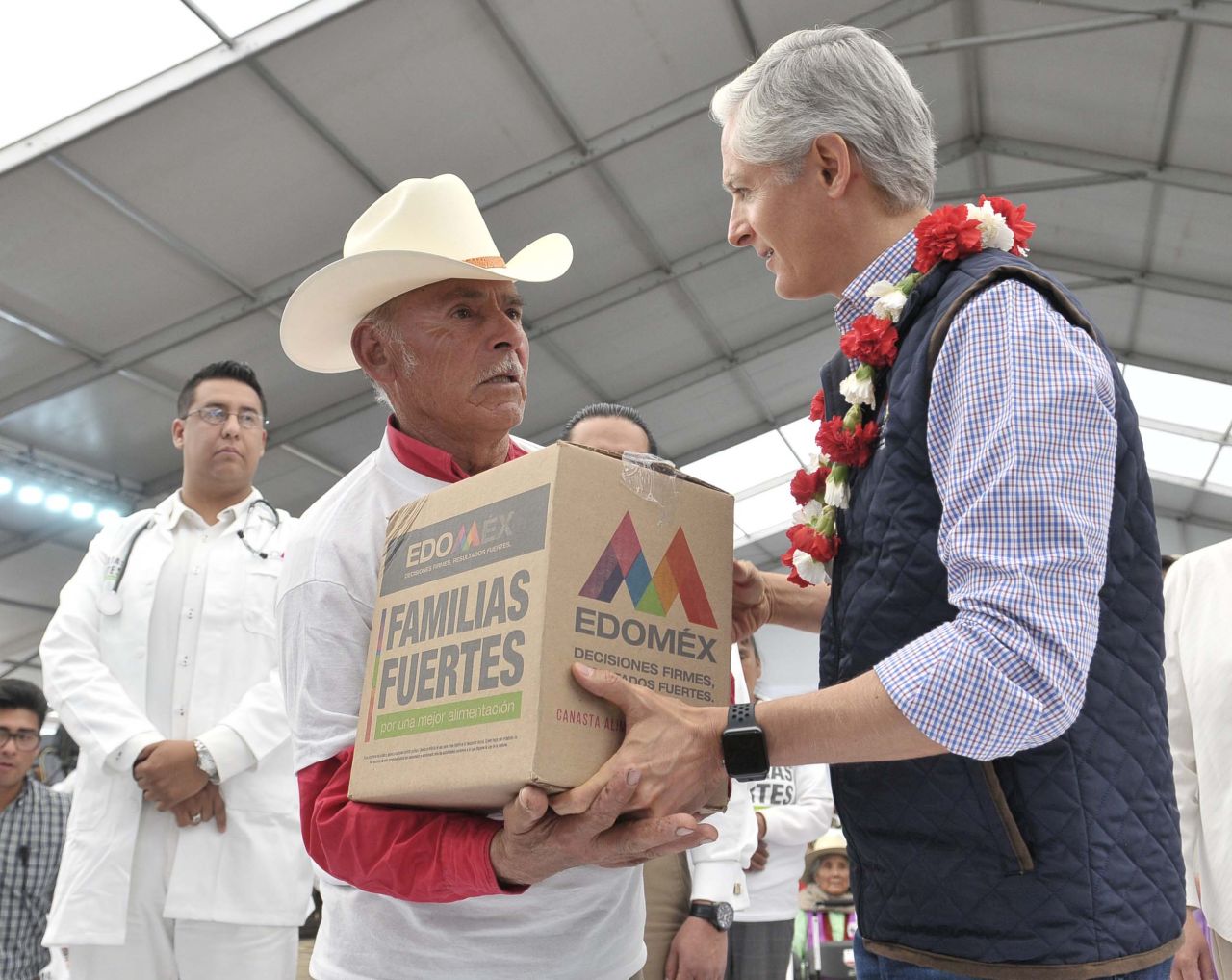 Inicia Alfredo Del Mazo entrega de canastas alimentarias para tener familias mexiquenses fuertes.