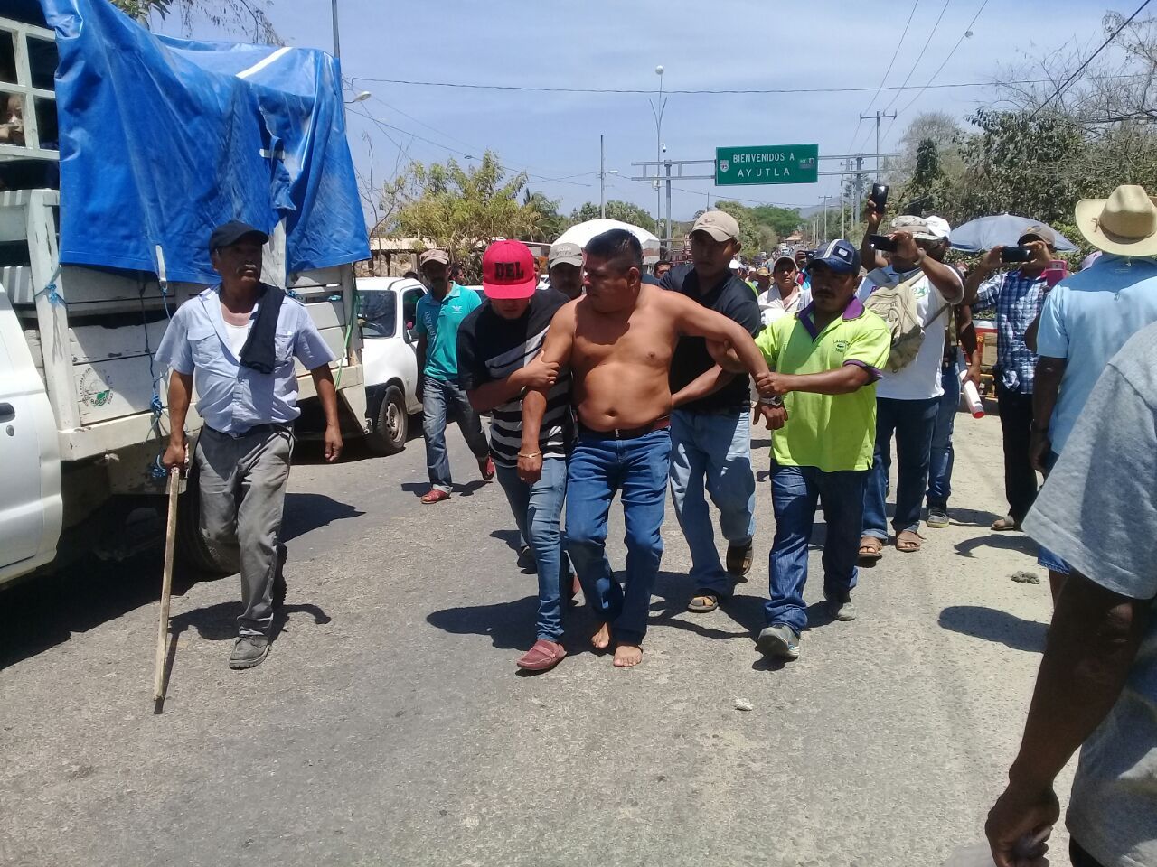 Denuncian que integrantes de la UPOEG agredieron a aspirante a alcalde de Ayutla
