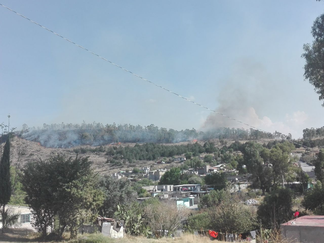 Se registra incendios de cerros de los municipios de Tepetlaoxtoc ,Chiautla y Texcoco 