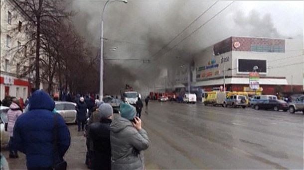 64 muertos por un incendio registrado en un centro comercial de Siberia