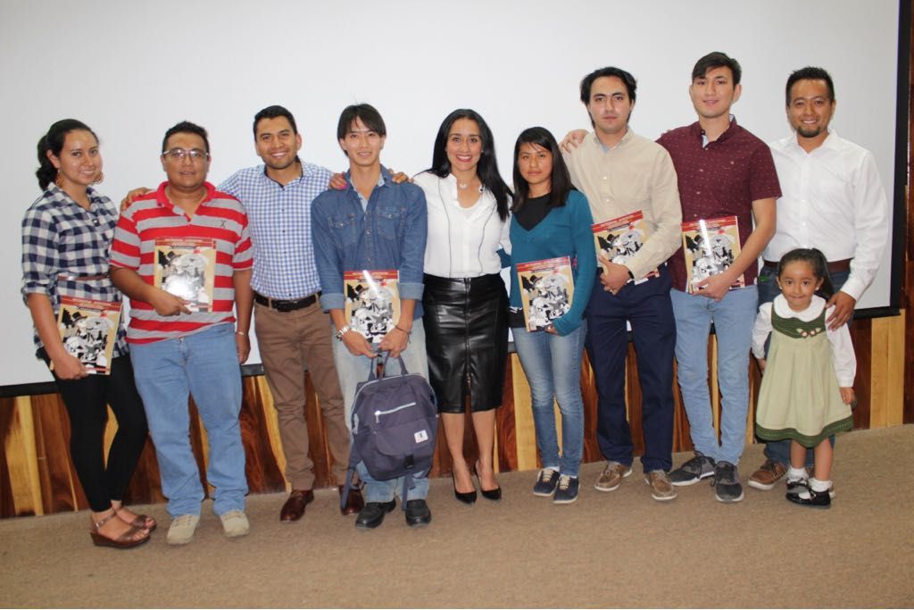Karla Almazan y Pedro Vizuet presentan el artículo  ’Ejes diacrónicos y derivas conceptuales de la pobreza’  a universitarios texcocanos. 