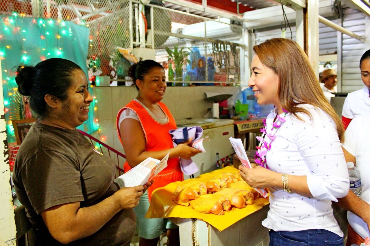 Total respaldo a Maricarmen Cabrera por comerciantes de Petatlán 