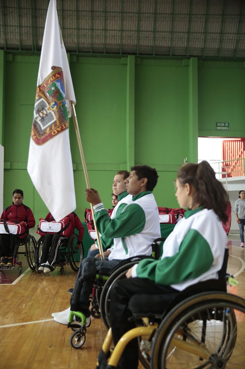 
Abanderan a delegación  mexiquense de deportistas  sobre sillas de ruedas 
