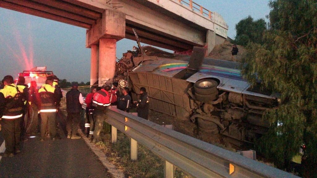 Volcadura de camión deja dos muertos y 20 lesionados en la México- Tuxpan