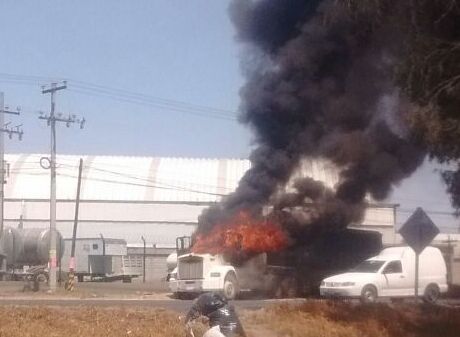 Otro trailer se incendió en la carretera Texcoco- Lecheria.