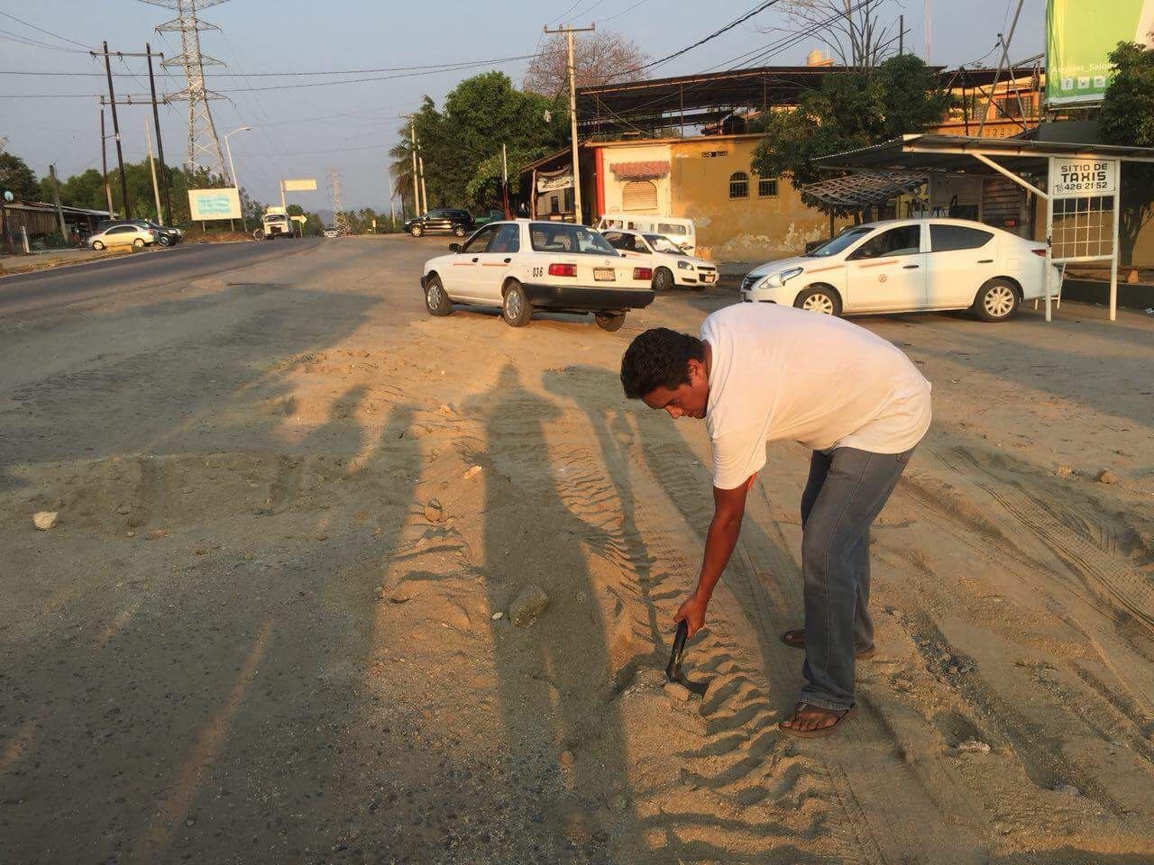 Con tierra tapan baches en San Jerónimo ante negativa de la autoridad a reparar calles