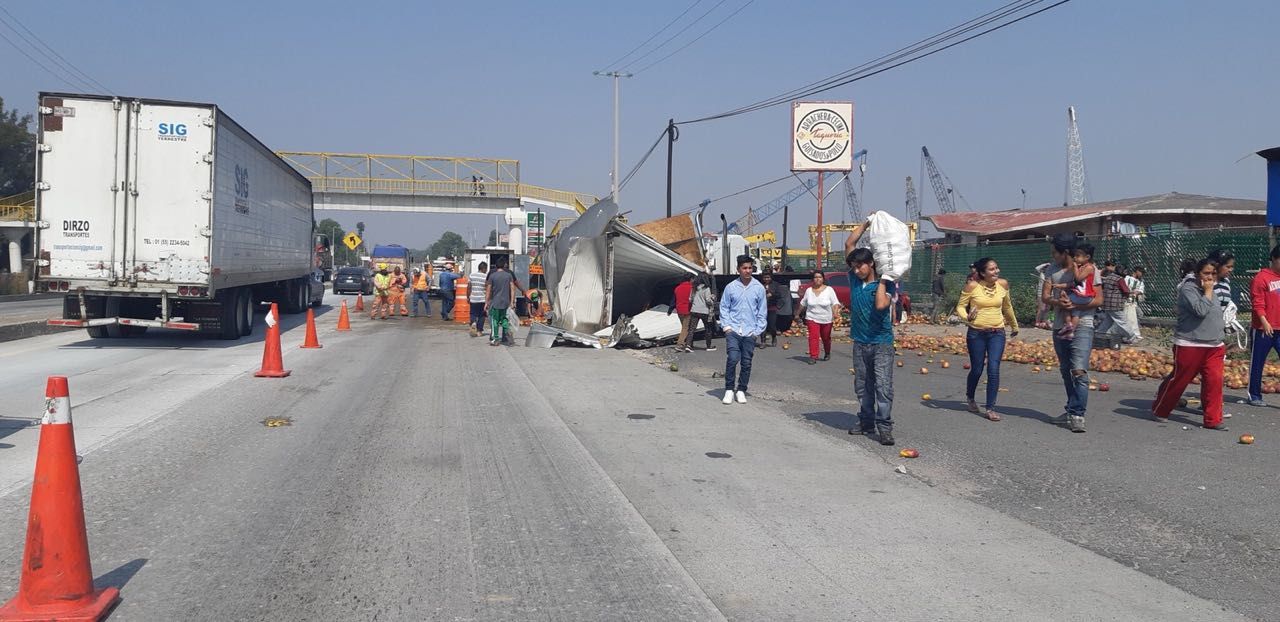 Accidente en la Carretera Texcoco-Calpulalpan termina en rapiña por parte de vecinos de Santa Inés.