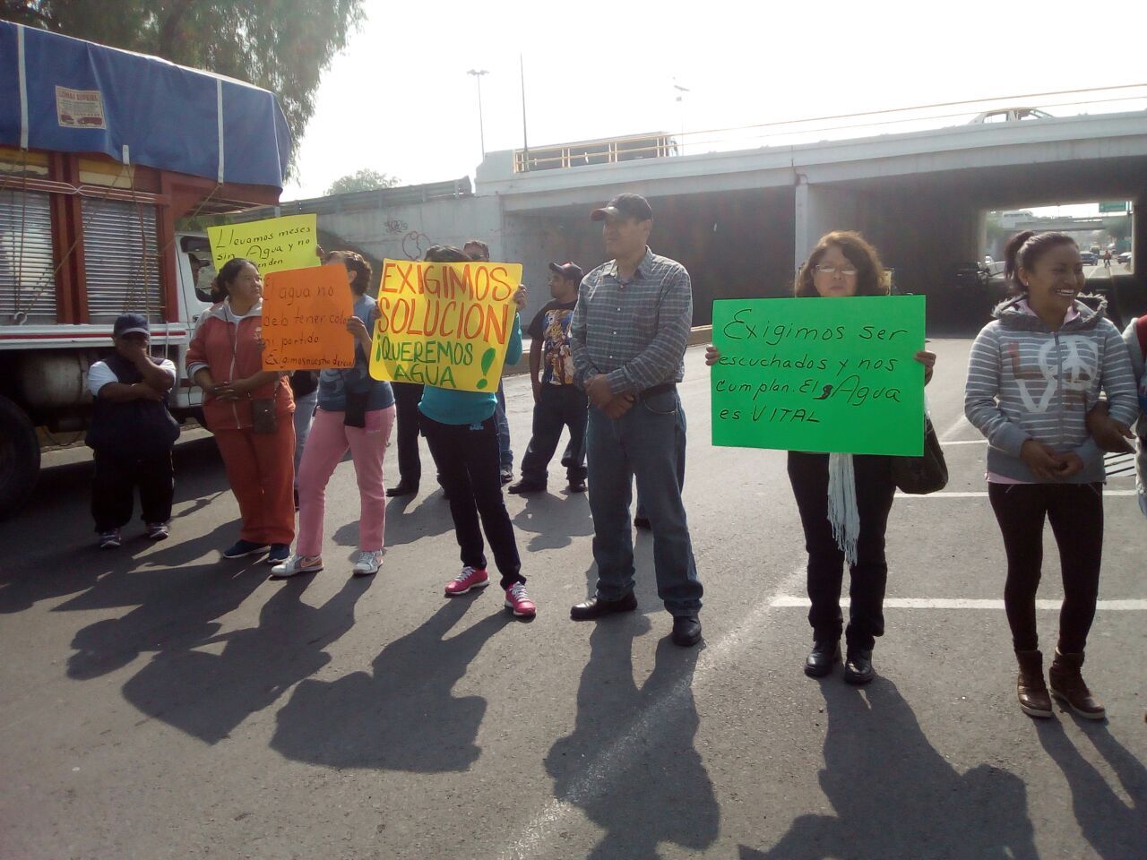 Gobierno de Ecatepec aplica la ley del ’garrote’ y ordena  detener  por ataques a vías de la comunicación a mujer que protestaba por falta de agua.
