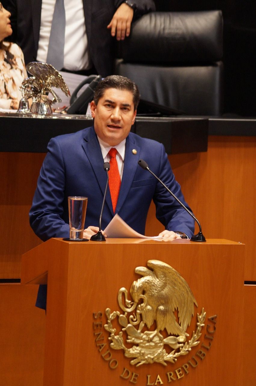  El senador Esteban Albarrán, defendió la Ley General de Comunicación Social en el Senado de la República. 