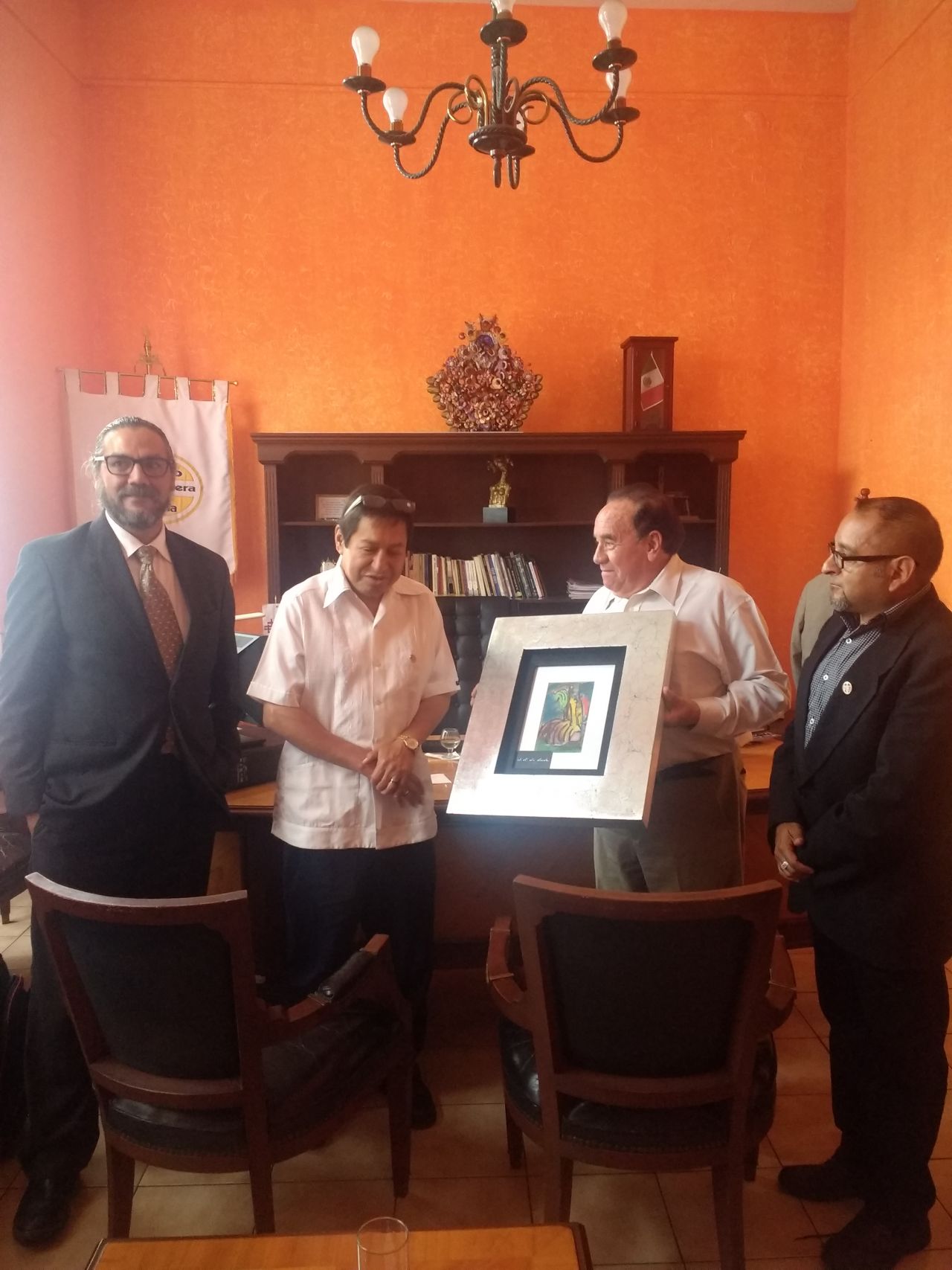 Recibe José Luis Uribe, Presidente del Club Primera Plana, al artista Plástico  Alejandro De Anda