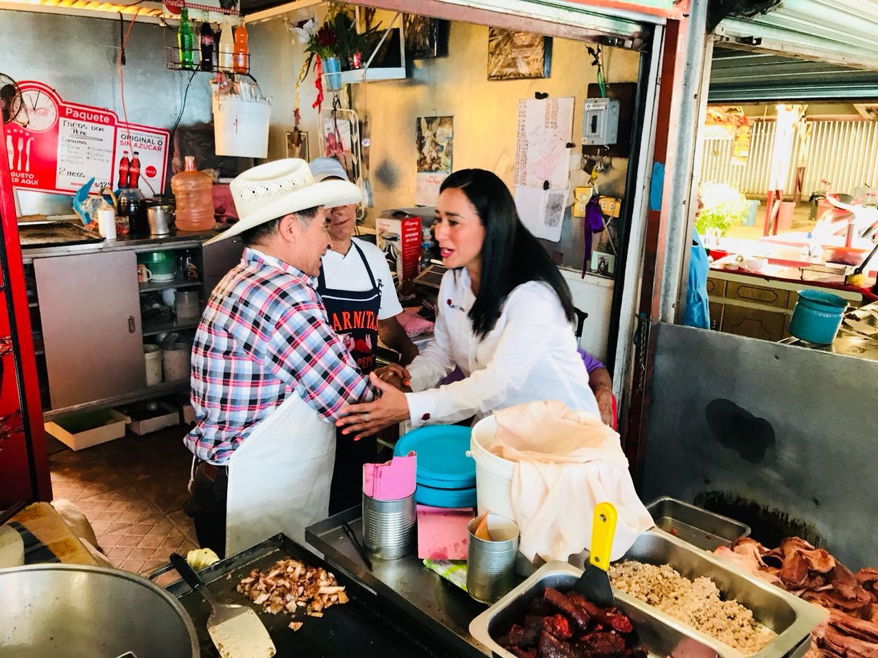Karla Almazan busca el voto ciudadano en el "mercado de las vías" de Texcoco para ser diputada federal.