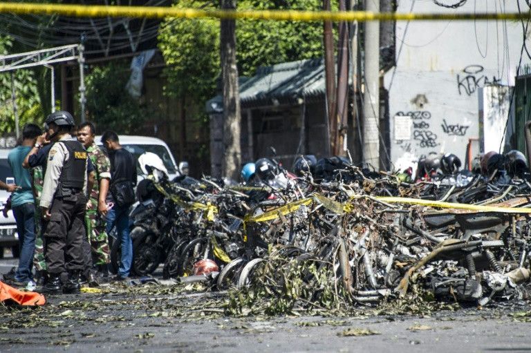 En Indonesia familia suicida realiza serie de ataques contra iglesias deja trece muertos