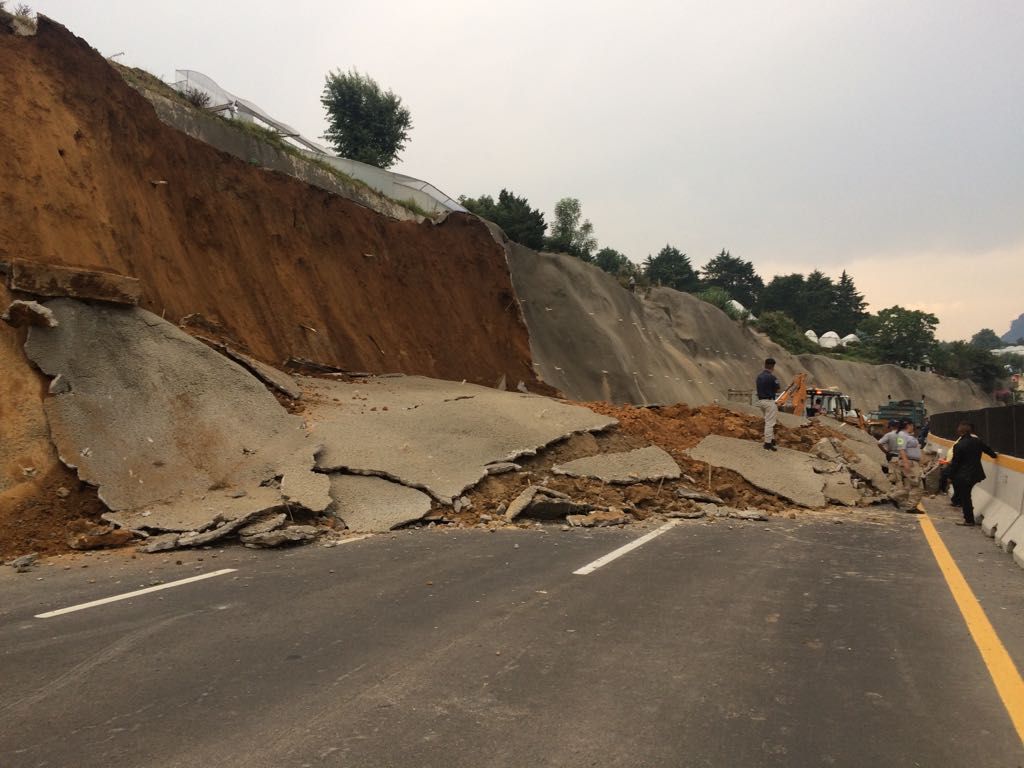 Reportan desgajamiento de tierra  sobre la Autopista Tenango - Ixtapan de la Sal.

